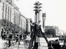 Københavns Rådhusplads   To mænd i færd med at etablere stoppenålen 1931.jpg